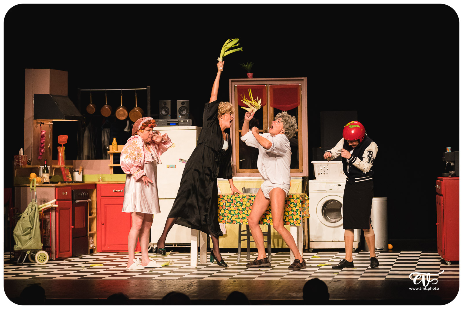 LES FEMMES SAVANTES (CIE DU DETOUR)